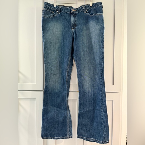 Carhartt Women’s Blue Jeans Traditional Fit Medium Wash size 16 length 32 - Picture 1 of 7